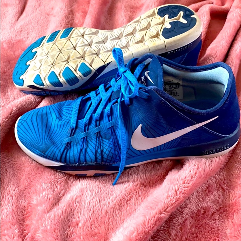 NIKE FREE RUNS